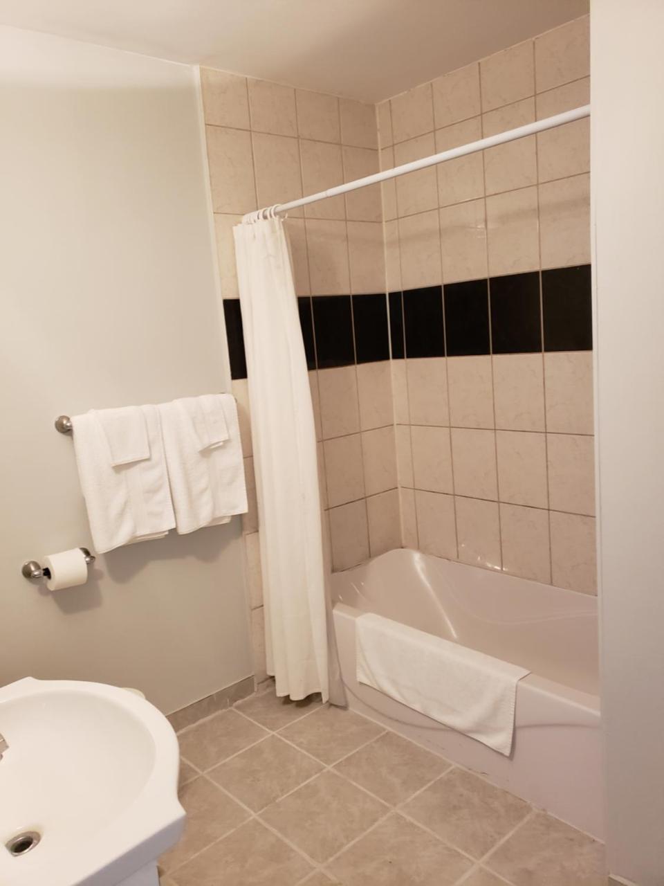 Regency Inn & Suites 콘웰 외부 사진